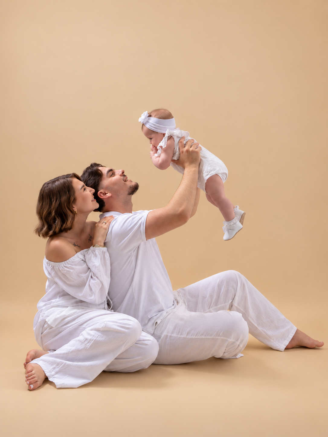 Parents avec leur bébé lors d'une séance famille à Nantes