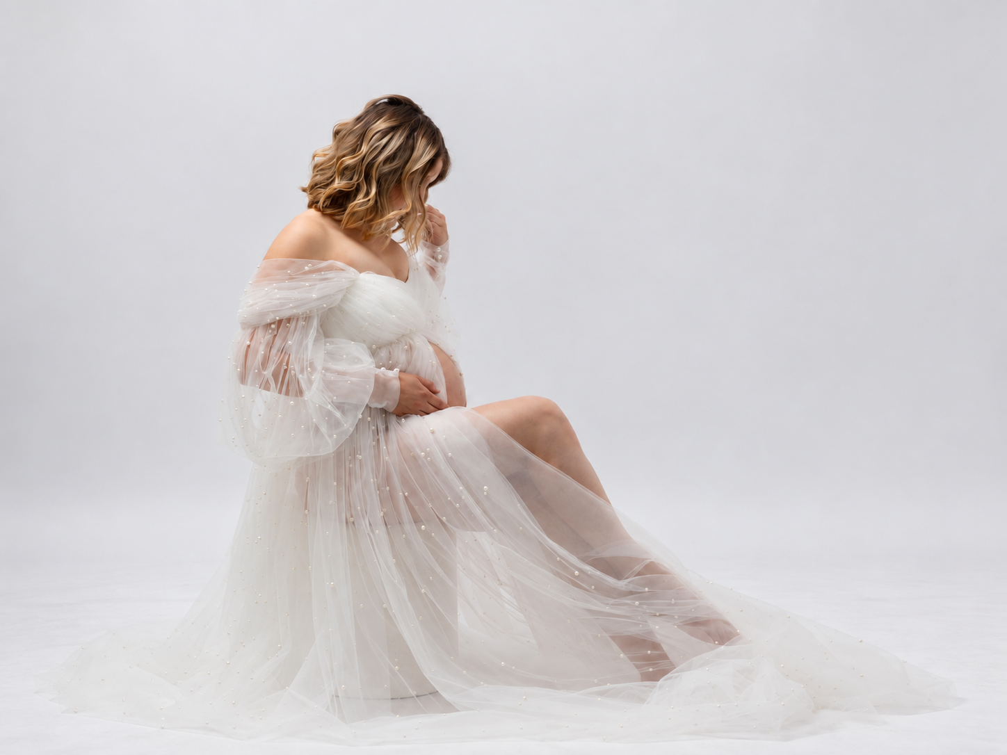 Femme enceinte lors d'une séance photo maternité en studio à Nantes.